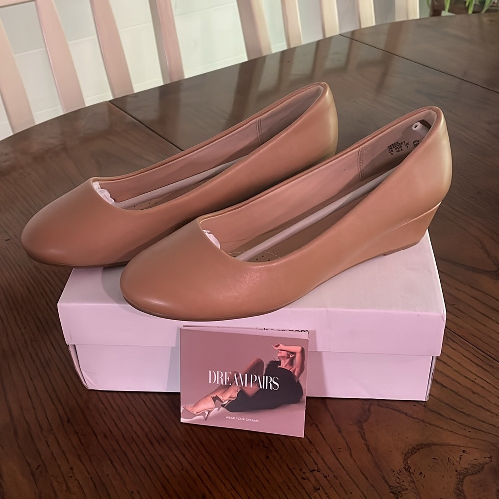 NWT Dream Pairs Tan Classic Wedge Shoes
